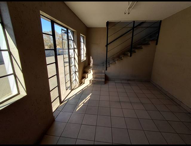 342M² WAREHOUSE TO LET IN POMONA
